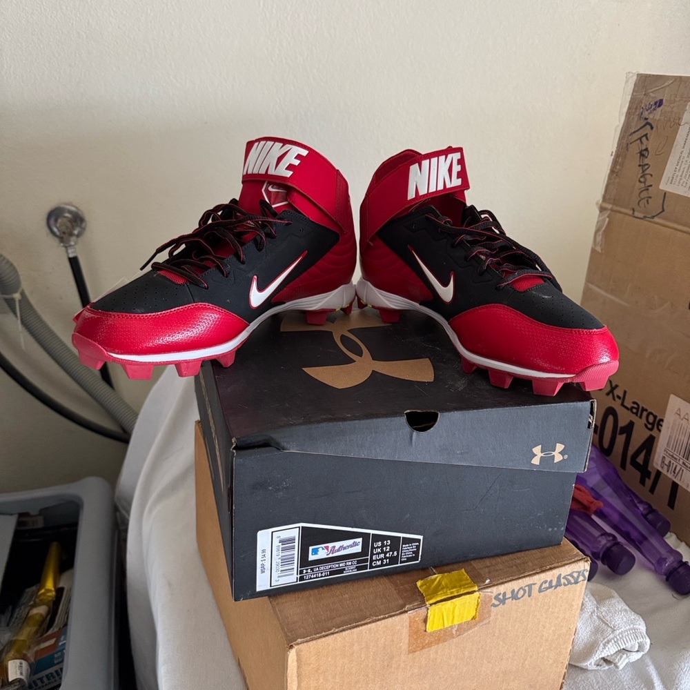 Nike Air Huararche men’s size 13 baseball cleats